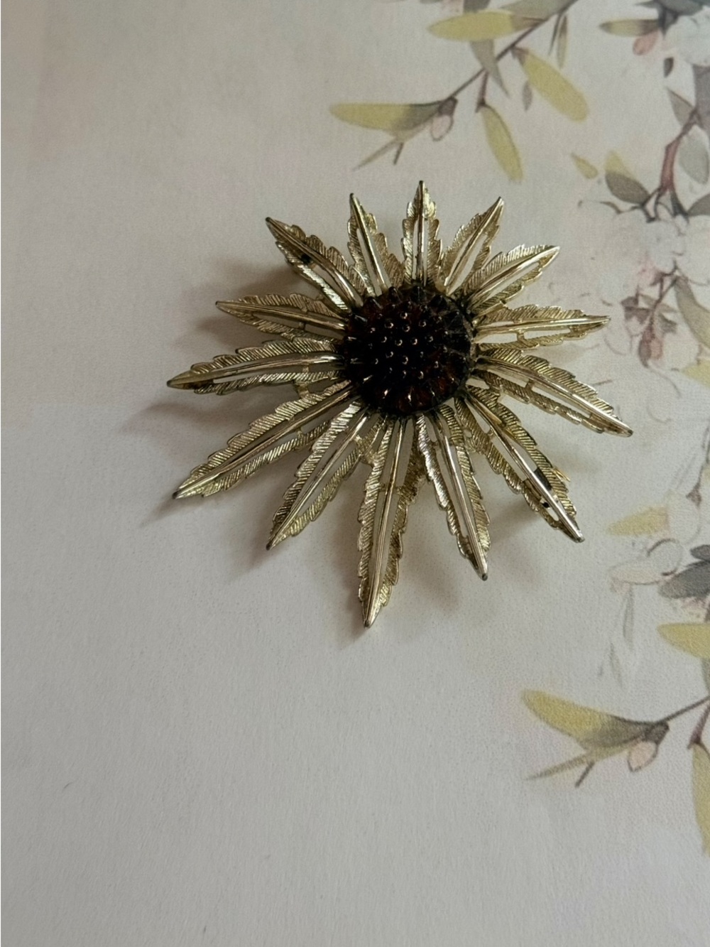 Gold Sunflower Brooch Pin - Elegant Floral Accessory